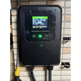   Nástenná nabíjací stanica NewEnergy pre elektromobily a iné vozidlá, s farebným displejom, s podporou platobných kariet, 5 metrov, 7 kW, 32 A, s konektorom typu 2
