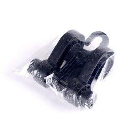 V bunke je text na autosedačku alebo tašku.