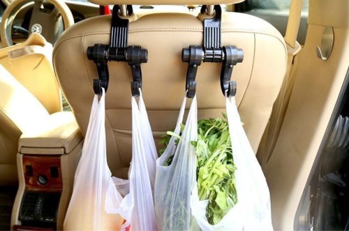 V bunke je text na autosedačku alebo tašku.