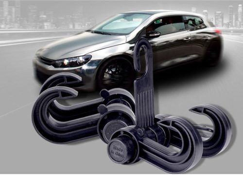 V bunke je text na autosedačku alebo tašku.