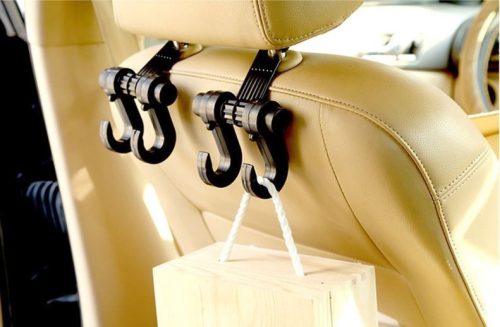 V bunke je text na autosedačku alebo tašku.