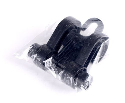 V bunke je text na autosedačku alebo tašku.