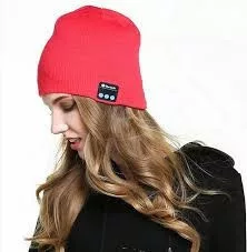 Červená bluetooth čiapka - Počúvajte hudbu ľahko aj v zimných mesiacoch.