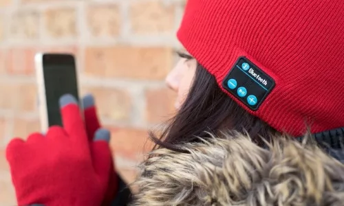 Červená bluetooth čiapka - Počúvajte hudbu ľahko aj v zimných mesiacoch.