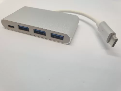 V bunke je text: AlphaOne Type-C <> USB 3.0 HUB