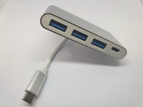 V bunke je text: AlphaOne Type-C <> USB 3.0 HUB