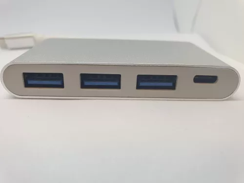 V bunke je text: AlphaOne Type-C <> USB 3.0 HUB