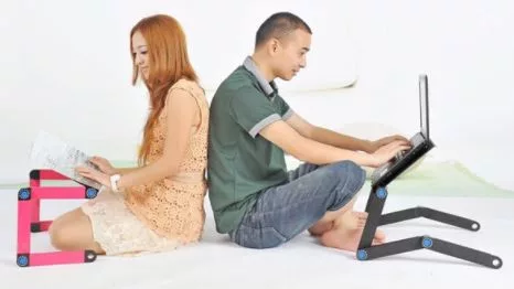 Skladací prenosný stolík s chladiacim ventilátorom.