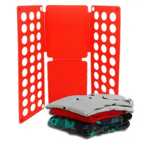 Zariadenie na skladanie tričiek.