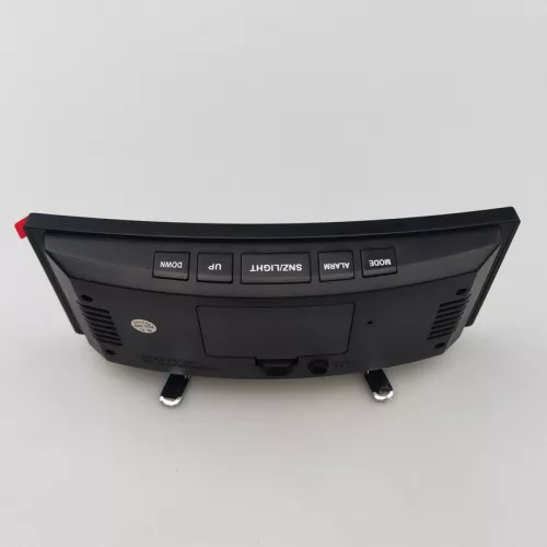 Digitálny budík s oblúkovým LCD displejom.