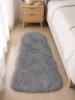 Plyšový koberec zo šedej umelej kožušiny, 60 × 90 cm, kužeľovitý