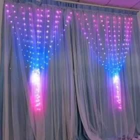  Dizajnové závesy – rozmery 2 x 2 metre, ovládateľné pomocou aplikácie – 400 LED diód