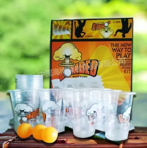 V bunke je text:

Bombový mini pivný pong set